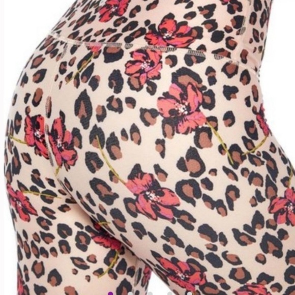 🔥Wildfox | Women’s light coral cheetah/floral print buttery soft leggings size M - Picture 4 of 16
